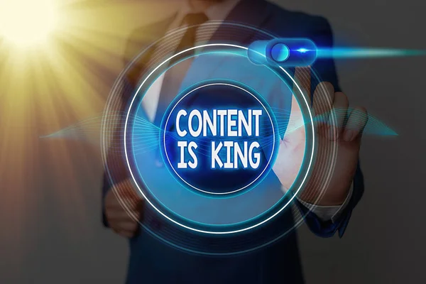 Вміст тексту написання слів - це король. Бізнес-концепція вважає, що контент є ключовим для успіху веб-сайту . — стокове фото