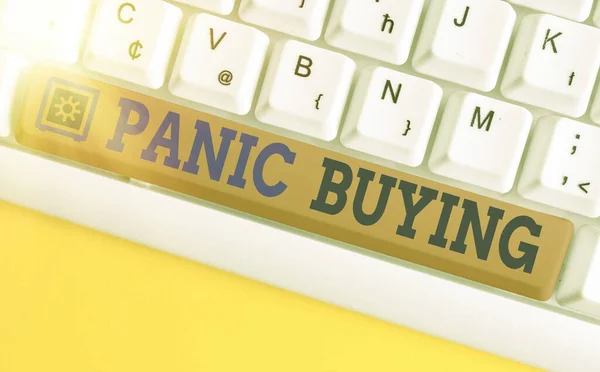 Signo de texto mostrando Compra de pánico. Foto conceptual que compra grandes cantidades debido al miedo repentino de la escasez que viene . — Foto de Stock