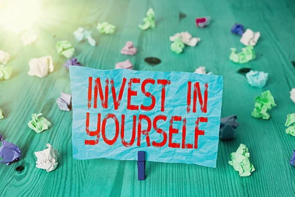 Текст почерка Invest In Yourself. Понятие смысл узнать новые вещи или материалы, таким образом, делая ваш много лучше . — стоковое фото