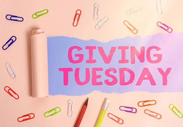 Escritura a mano conceptual mostrando Giving Tuesday. Foto de negocios mostrando el día internacional de la caridad dando activismo Hashtag . —  Fotos de Stock