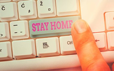Stay Home 'u gösteren bir not yazıyorum. İş fotoğrafı gösterimi bir etkinlik için dışarı çıkmayın ve evde ya da evde kalın..