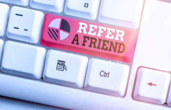 Escrevendo nota mostrando Refer A Friend. Foto de negócios mostrando direcionar alguém para outro ou enviar-lhe algo como presente . — Fotografia de Stock