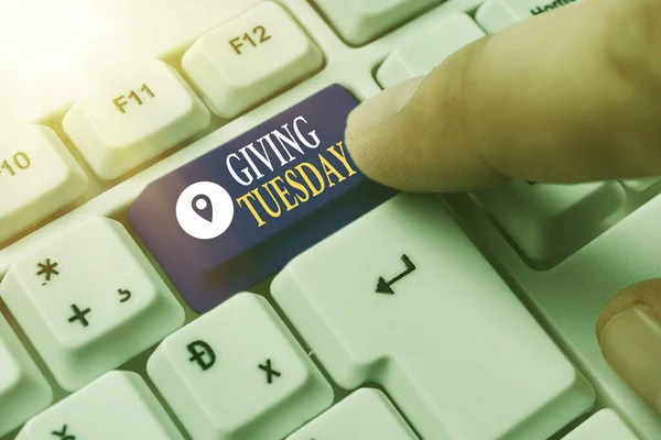 Konceptualne ręczne pismo pokazujące "Giving Tuesday". Biznes zdjęcie tekst międzynarodowy dzień charytatywny dając aktywizm Hashtag. — Zdjęcie stockowe