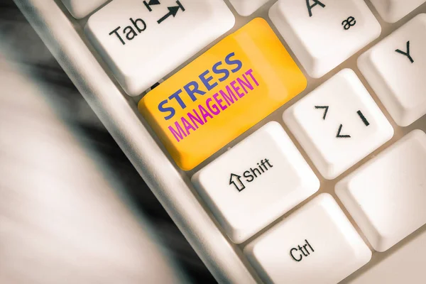 Texto de escritura de palabras Gestión del estrés. Concepto de negocio para el método de limitar el estrés y sus efectos mediante el aprendizaje de formas . —  Fotos de Stock