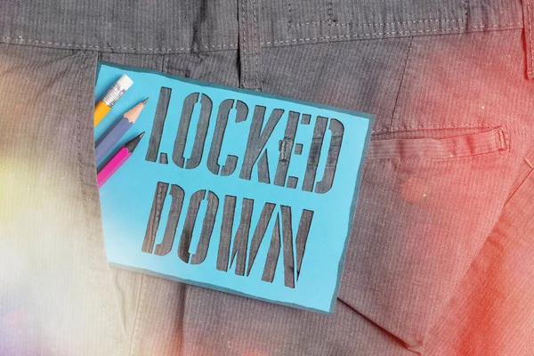 Escritura conceptual que muestra a Locked Down. Foto comercial que muestra la medida de emergencia que impidió el área restringida Equipo de escritura y papel de nota azul en el bolsillo de los pantalones . — Foto de Stock