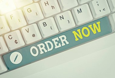 Order Now 'ı gösteren bir not yazıyorum. Bir şirketten mal ya da hizmet istemenin etkinliğini gösteren iş fotoğrafı.