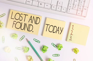 Kelime yazma metni kayıp ve bulundu. Kayıp eşyalar geri alınana kadar depolanan bir yer için iş konsepti boş fotokopi alanının üzerinde iş konsepti içeren yapışkan notlar yatıyordu.