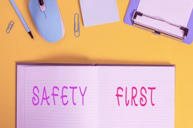 Önce Güvenlik 'i gösteren bir not yazıyorum. Ticari fotoğraf sergisi en önemli şeyin güvenli pano çizgili not defteri fare kalem renkli arka plan olduğunu söylerdi..