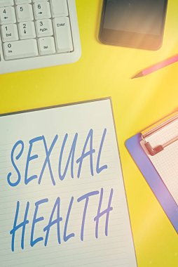 Cinsel Sağlığı gösteren kavramsal el yazısı. Cinsel ilişkilere olumlu ve saygılı bir yaklaşım sergileyen iş fotoğrafı masadaki mobil saat ve klavye üzerine buruşmuş beyaz kağıt.