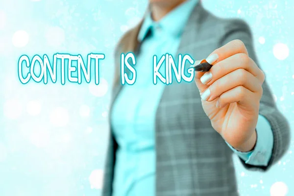 Texto de escritura de palabras El contenido es rey. Concepto de negocio para creer que el contenido es central para el éxito de un sitio web . — Foto de Stock
