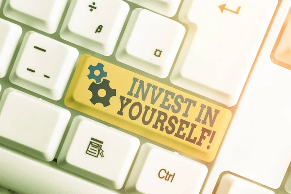 Escritura a mano conceptual mostrando Invest In Yourself. Texto de la foto de negocios aprender cosas nuevas o materiales haciendo así su mucho mejor . — Foto de Stock