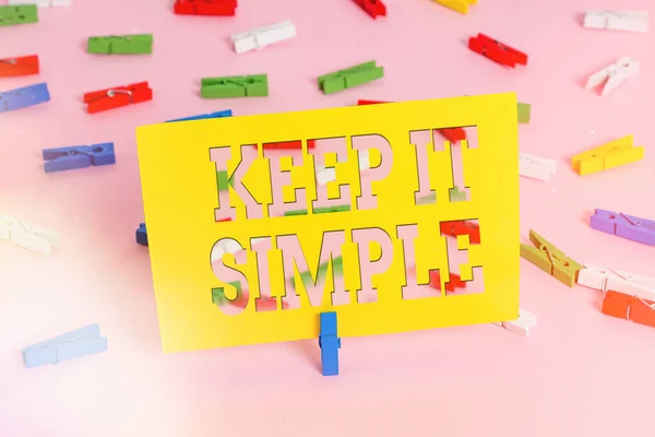 Signe texte montrant Keep It Simple. Photo conceptuelle pour faire quelque chose de facile à comprendre et pas de manière fantaisie Papiers à pinces à linge colorés rappel vide fond rose épingle de bureau . — Photo