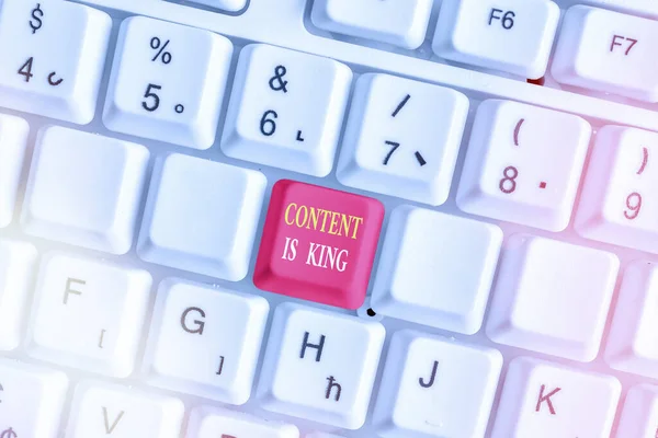 Der Inhalt von handschriftlichen Texten ist König. Konzept bedeutet, dass Inhalte für den Erfolg einer Website von zentraler Bedeutung sind. — Stockfoto