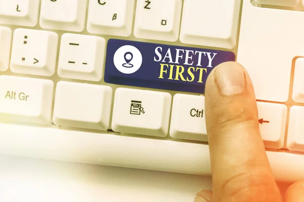 Texto escrito palavra Segurança Primeiro. Conceito de negócio para usado para dizer que a coisa mais importante é ser seguro . — Fotografia de Stock