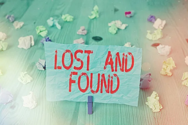 Текст "Загублені і знайдені". Концепція, що означає місце, де зберігаються загублені предмети, поки вони не повернуться . — стокове фото