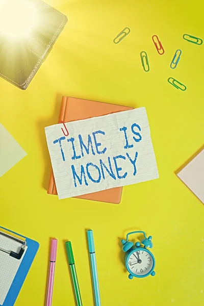 Az Idő Pénzt mutat. Business photo showcasing time is a valuable resource Tegye a dolgokat a lehető leggyorsabban Lapos felett üres papír ceruzák és gemkapcsok. — Stock Fotó