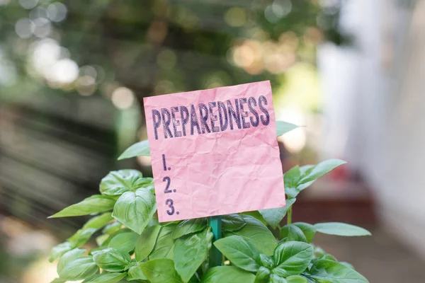 Scrittura concettuale a mano che mostra la preparazione. Foto aziendale che mostra la qualità o lo stato di preparazione in caso di eventi imprevisti Carta normale attaccata al bastone e posta nel terreno erboso . — Foto Stock