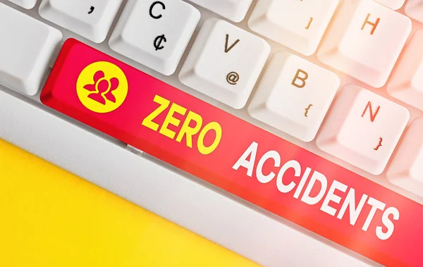 Tekst schrijven Zero Accidents. Bedrijfsconcept voor een belangrijke strategie ter voorkoming van arbeidsongevallen. — Stockfoto