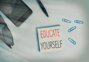 Kendinizi ya da belirli bir alanda ya da denekte birini hazırladığınızı gösteren metin işareti. Kavramsal fotoğraf birini yerel grubunuza ya da şirketinize katılmaya davet ediyor. Gözlük renkli yapışkan renkli akıllı telefon cep telefonu.