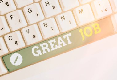 Harika İş 'i gösteren bir not yazıyorum. Birine iyi bir şey yaptığını söyleyen iş fotoğrafı sergileniyor..