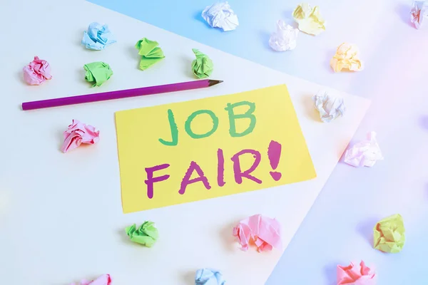 Manuscrito texto Job Fair. Conceito significado evento onde os empregadores oferecem informações sobre suas empresas Papéis amassados coloridos vazio lembrete azul fundo amarelo clothespin . — Fotografia de Stock