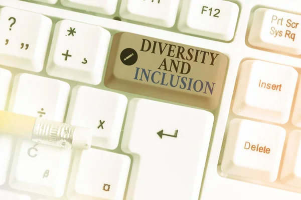 Texto de escritura de palabras Diversidad e inclusión. Concepto de negocio para la diferencia de rango incluye raza etnia género . — Foto de Stock