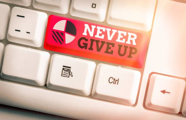 Escrevendo nota mostrando Nunca Desistir. Foto de negócios mostrando ser persistente para continuar tentando melhorar a condição . — Fotografia de Stock