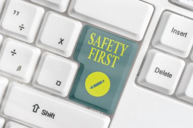 Önce Güvenlik'i gösteren metin işareti. Kavramsal fotoğraf, en önemli şeyin güvende olmak olduğunu söylerdi..