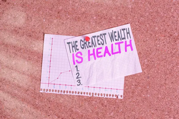 最も偉大な富は健康であることを示す概念的な手書き。健康的なだけで彼らのお金を犠牲にする多くを示すビジネス写真段ボールサイズ紙のサムネイルシート看板通知ボード. — ストック写真