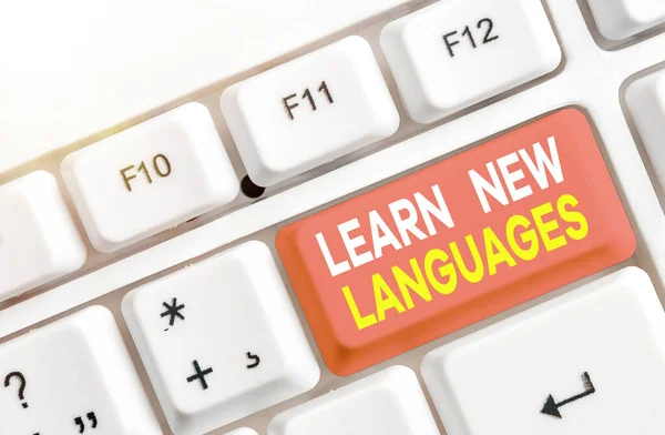 Szövegírás Tanulj új nyelveket. Üzleti koncepció a kommunikációs képesség fejlesztésére idegen nyelvben. — Stock Fotó