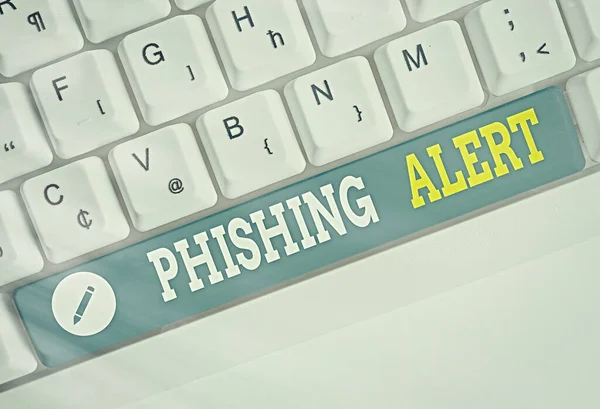 Schreibnotiz mit Phishing Alert. Geschäftsfotos zeigen betrügerischen Versuch, an sensible Informationen zu gelangen. — Stockfoto