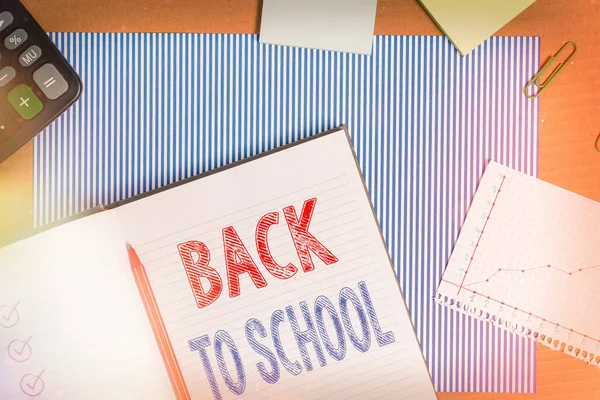 Signo de texto que muestra Volver a la escuela. Foto conceptual es el período relacionado con el comienzo de un nuevo año escolar Cuaderno de cartón rayado cuaderno oficina estudio suministros carta papel . —  Fotos de Stock