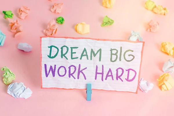 Szöveg jel mutatja Dream Big Work kemény. Fogalmi fotó Higgy magadban, és kövesse az álmokat és célokat Színes gyűrött papírok üres emlékeztető rózsaszín padló háttér ruhacsap. — Stock Fotó