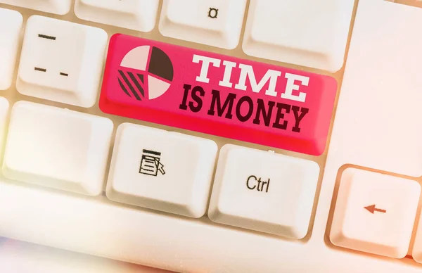 Escrevendo uma nota mostrando Time Is Money. O tempo de exibição de fotos de negócios é um recurso valioso Faça as coisas o mais rápido possível . — Fotografia de Stock
