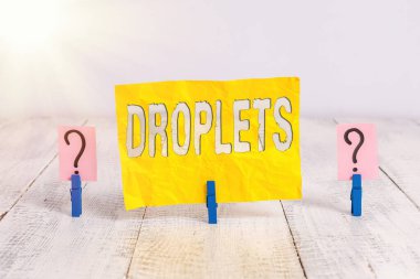 Damlacıkları gösteren bir not yazıyorum. Bir sıvının çok küçük bir damlasını, tahta masaya raptiyeyle tutturulmuş, parçalanmış çarşaflarda bulabilirsiniz..