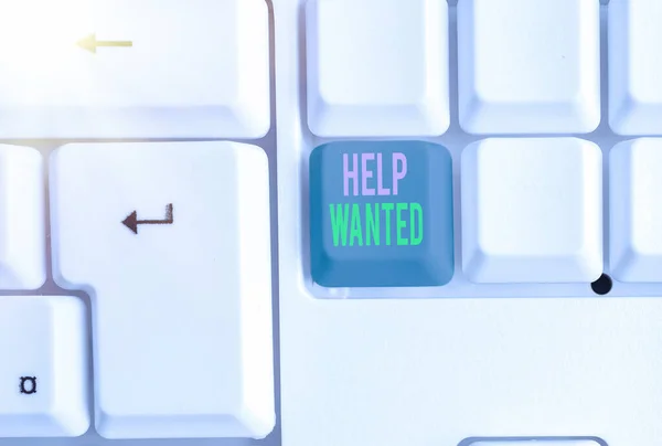 Pisanie tekstu Pomoc Wanted. Biznes koncepcja reklamy w gazecie pracodawca miejsc, aby znaleźć nowego pracownika. — Zdjęcie stockowe