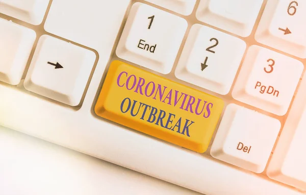 Escribiendo una nota que muestra el brote de Coronavirus. Foto comercial que muestra enfermedades infecciosas causadas por el recién descubierto COVID19 . —  Fotos de Stock