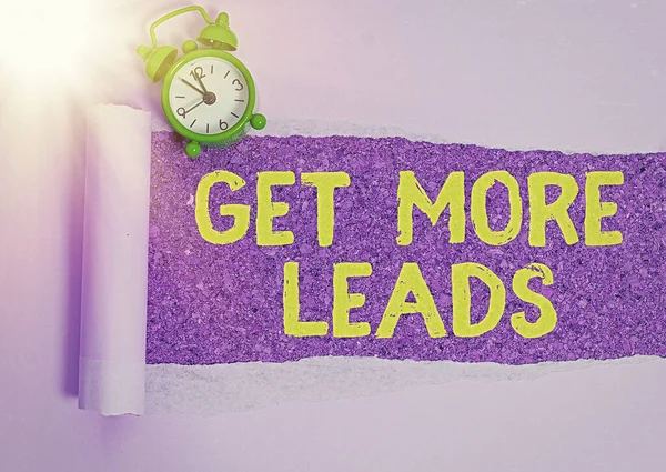 Scrivere una nota che mostra Get More Leads. Business photo showcase per avere più clienti e migliorare le vendite target . — Foto Stock