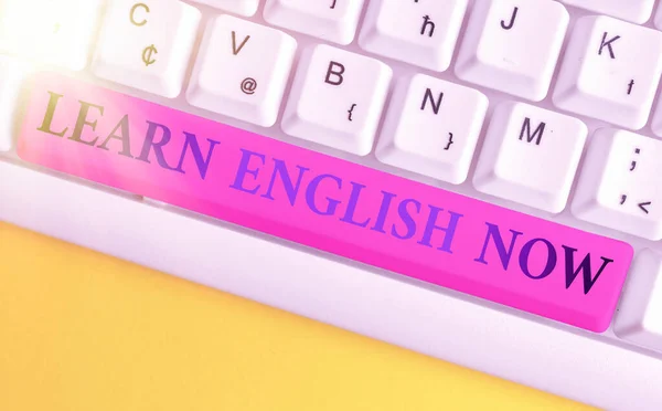 Tulisan tangan menulis Learn English Now. Konsep berarti memperoleh atau memperoleh pengetahuan dan keterampilan bahasa Inggris. — Stok Foto