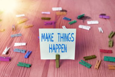 Make Things Happen gösteren kavramsal el yazısı. Bunu başarmak için zor çabalar sarf etmek zorunda kalacaksınız İş fotoğraf vitrin.