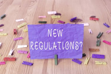 Yeni Yönetmelik Sorusu 'nu gösteren not yazılıyor. İş fotoğrafçılığı kuralları devlet düzenini kontrol altına aldı..