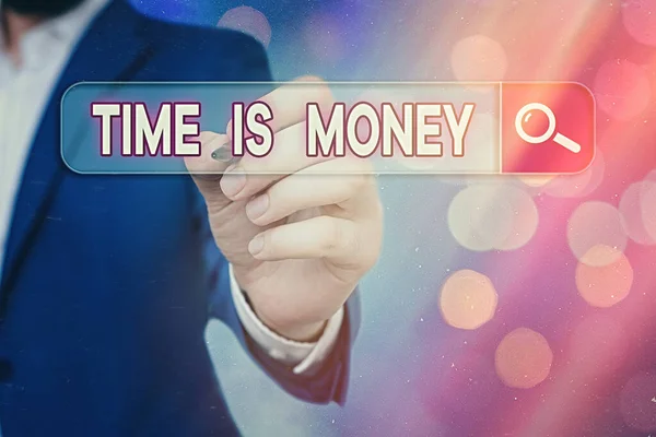 Ο χρόνος συγγραφής λέξεων είναι χρήμα. Επιχειρηματική έννοια για το χρόνο είναι μια πολύτιμη πηγή Να τα πράγματα όσο το δυνατόν γρηγορότερα. — Φωτογραφία Αρχείου