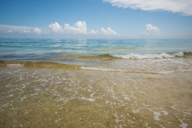 Florida, Destin 'de bir sahilde dalgalar