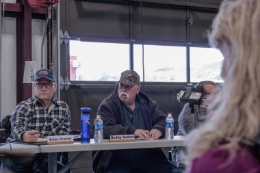 Tartışmalı toplantı üzerinde 02-13-2018 yılında küçük kırsal kasaba Julian San Diego County, Julian gönüllü itfaiye yönetim kurulu toplantısı ile ilgili vatandaşların katıldı.