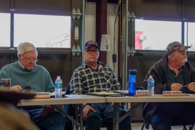 Tartışmalı toplantı üzerinde 02-13-2018 yılında küçük kırsal kasaba Julian San Diego County, Julian gönüllü itfaiye yönetim kurulu toplantısı ile ilgili vatandaşların katıldı.