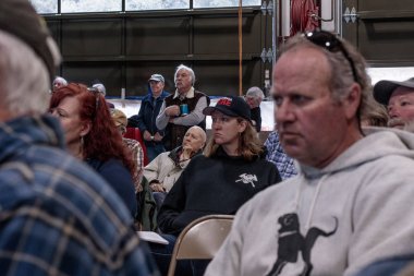 Tartışmalı toplantı üzerinde 02-13-2018 yılında küçük kırsal kasaba Julian San Diego County, Julian gönüllü itfaiye yönetim kurulu toplantısı ile ilgili vatandaşların katıldı.