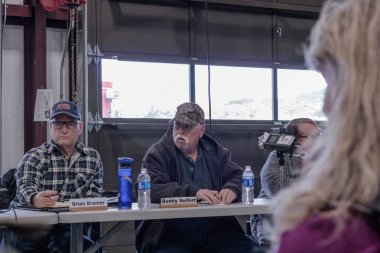 Tartışmalı toplantı üzerinde 02-13-2018 yılında küçük kırsal kasaba Julian San Diego County, Julian gönüllü itfaiye yönetim kurulu toplantısı ile ilgili vatandaşların katıldı.