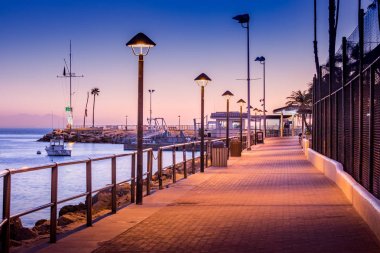 Tekne dock erken Sunrise tuğla geçit ışık, streelights üzerinde gölge, sessiz, sakin, huzurlu Avalon, Santa Catalina Island, Kaliforniya