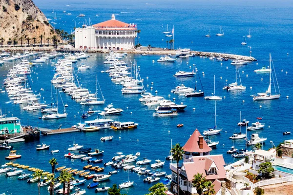 Vista aérea da baía de Avalon porto com casino, cais de prazer, veleiros e iates em Santa Catalina ilha férias na Califórnia — Fotografia de Stock