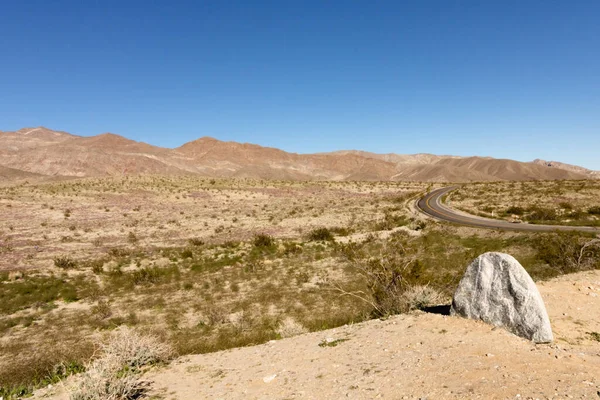 Trockene Wüste Südkaliforniens mit blauem Himmel, einsam leer und trostlos, abenteuerliche Wandercamping-Einsamkeit, friedlich — Stockfoto